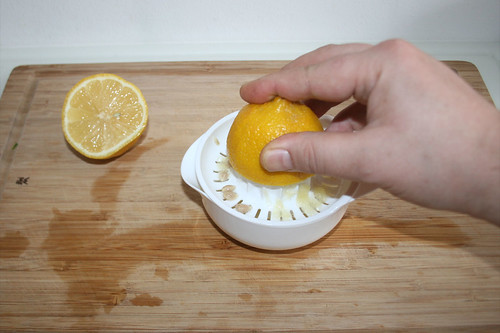 21 - Zitrone auspressen / Squeeze lemon