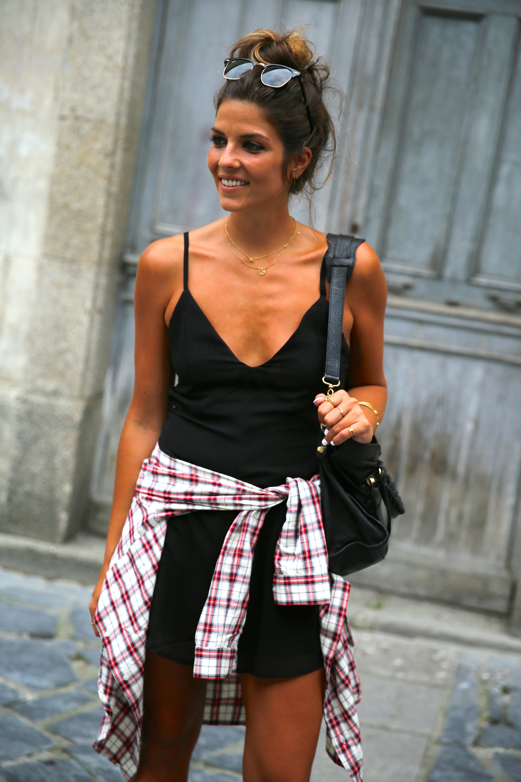 trendy_taste-look-outfit-street_style-ootd-blog-blogger-fashion_spain-moda_españa-camisa_cuadros-plaid_shirt-balenciaga-city_bag-stan_smith-adidas-mono_negro-black_jumpsuit-3