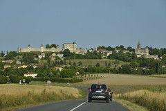Villebois-Lavalette avec son château-fort au sommet de la colline - Photo of Chadurie