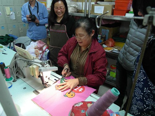 「百變旗幟」的縫製工作交由啟能中心、二度就業婦女，為此能賦予更多工作機會與技能。圖片來源：美麗台灣關懷協會