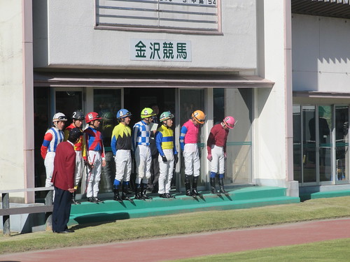 金沢競馬場の騎手整列