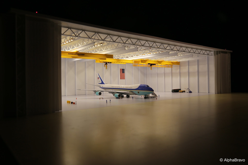 In the hangar: Air Force One! - DA.C