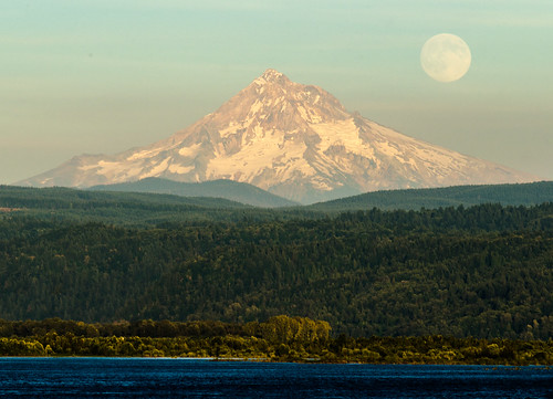 columbiariver mounthood camaswa supermoon aug2014