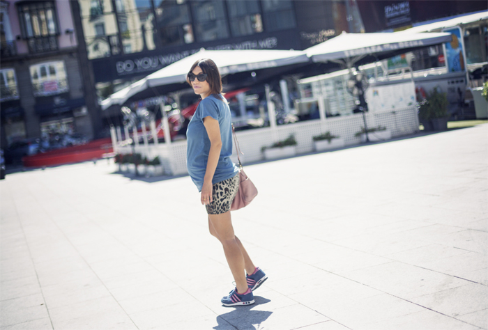 street style barbara crespo a bicyclette tshirt tee print adidas fashion blogger outfit blog de moda