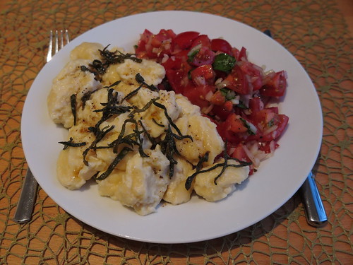 Malfatti mit Salbei-Butter und Tomatensalat