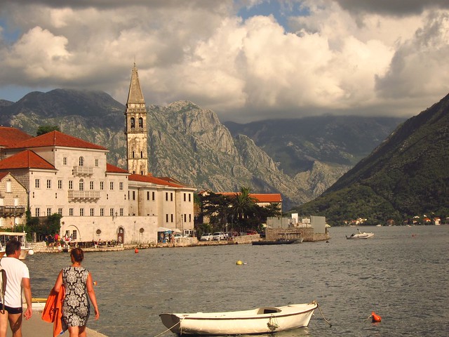 le village de Perast, au bord de la baie de Kotor dans l'écrin des montagnes