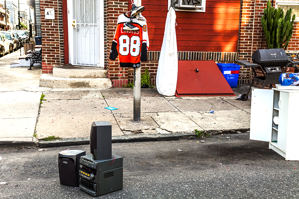 Lindros-jersey-and-mini-stereo-for-sale-on-6-14-14--South-Philly