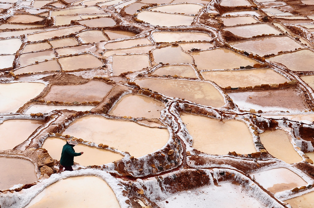 Les salines de Maras. Accrochés à flanc de montagne, des milliers de bassins de sel sont étalés côte à côte comme des miroirs scintillants au soleil