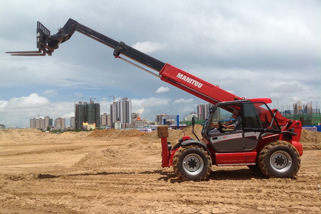 Погрузчик с телескопической стрелой. Manitou погрузчик mt1440. Телескопический погрузчик Manitou. Маниту МТ 1440. Телескоп погрузчик Маниту.