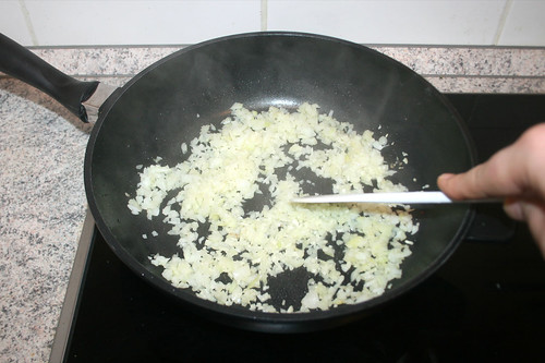 31 - Zwiebel & Knoblauch andünsten / Braise onion & garlic lightly