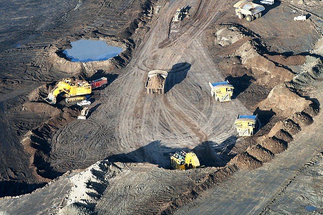 加拿大的油砂採礦作業。來源：David Dodge/The Pembina Institute.