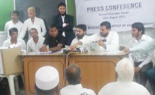 AAP Maharashtra workers resigning from party in a press conference - Photo Urdutimes
