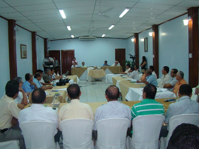 Reunión de Alcalde Ítalo Colamarco con funcionarios