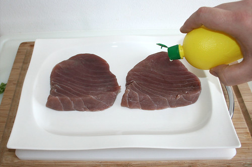 21 - Thunfischsteaks mit Zitronensaft beträufeln / Sprinkle tuna steaks with lemon juice