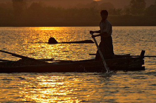 sunset people man river outdoors boat nikon asia southeastasia d70 burma rivière myanmar asie bateau homme coucherdesoleil birmanie rakhinestate lemro asiedusudest pascalboegli lemyo