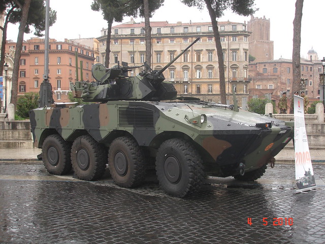Rusia: Comienzan los ensayos  con el vehículo blindado de combate Centauro Italiano 14836403594_1e3950e0ef_z