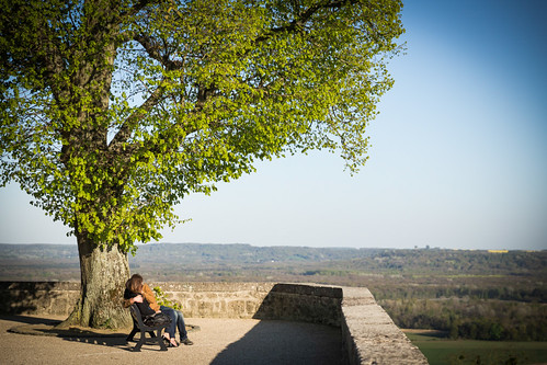 france tree bench landscape spring couple europe view candid streetphotography cuddle laon picardy phototype canoneos6d ef2470mmf28usmii