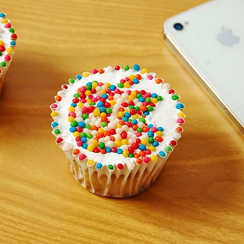 For all Apple products lovers out there these Apple Logo Cupcakes might be for ya! Or even if you are not that brand's fan the apple bite is still pretty cute! Go to youtube.com/cutesimplestuff or direct link on bio to watch me making them so you can make