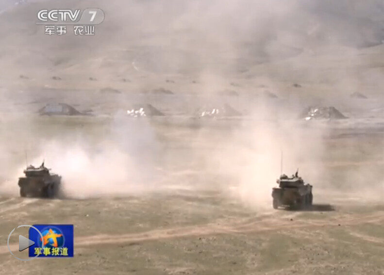 “鐵軍”裝甲團青藏高原駐訓、ZTL09型105突擊車實彈射擊。