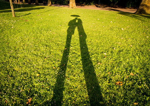 shadow london grass kiss couple batterseapark flickrtravelaward
