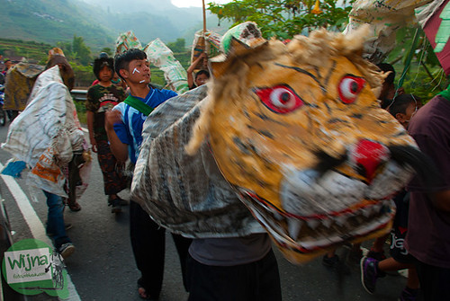 Topeng singa di pawai 17 agustus di sepanjang perjalanan menuju Dieng, Jawa Tengah
