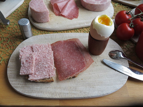 Zwiebelwurst und Mettwurst auf Kürbis-Kartoffel-Brot zum Frühstücksei