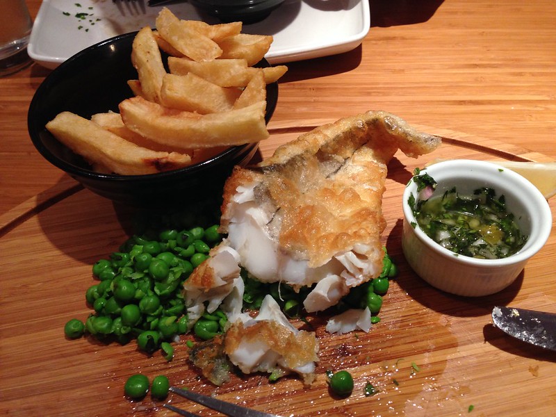 Can you tell how delicious these British fish and chips with mint peas and authentic Italian salsa verde struck me this afternoon? I cannot remember exactly, but I think it was 3:30 or later London time, that we ate a late lunch at a small but very nice r