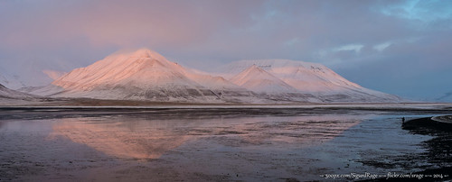pink autumn sunset panorama stitch pano svalbard arctic spitsbergen operafjellet operamountain