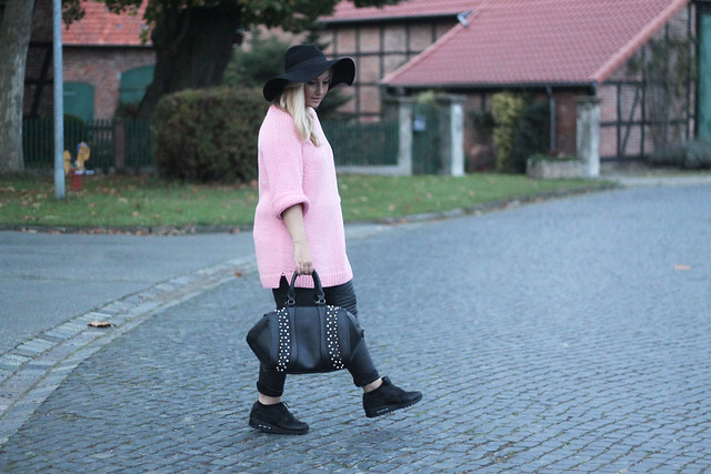 outfit-fashionblog-look-pink-herbst-lederhose-h&m-tasche-nieten-zara-hut