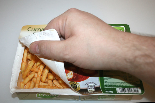 03 - Prima Currywurst mit Pommes - Packung öffnen / Open package