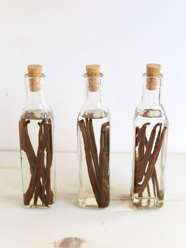 Homemade Vanilla Extract | completelydelicious.com