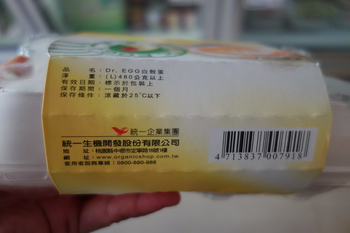 統一生機所販售的「統一Dr.egg白殼蛋」包裝盒上，完全看不到來源牧場的資訊。根據分店店員表示，此款蛋為統一企業委託多家畜牧場生產，收蛋後再由統一企業包裝、經銷，”混”(ㄏㄨㄣˇ)蛋情形嚴重！（來源：台灣動物社會研究會）