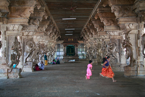 boy sculpture india girl temple hall pillar run tamilnadu azhagarkovil 泰米尔纳德邦 thirumaliruncholai azhakartemple avalayapatti 马杜赖