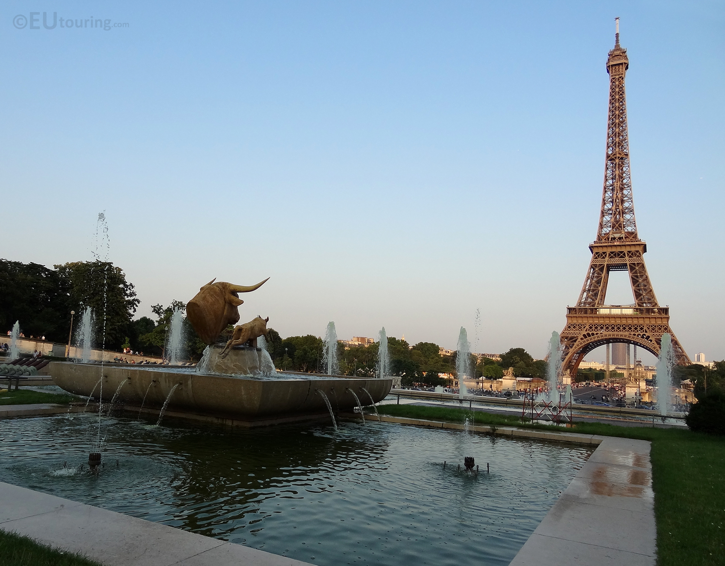 Taureau et Daim statue to the Eiffel