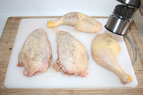 22 - Hähnchen mit Pfeffer & Salz würzen / Season chicken with pepper & salt