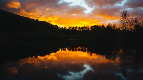 reflection nature landscape eastonponds pacificnorthwest canoneos5dmarkiii water pond sunrise clouds contrast morning johnwestrock canonef2470mmf28lusm