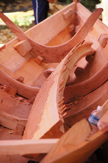 建造中的獨木舟。攝影：張德斌