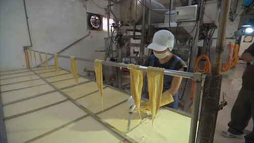黃豆加工，製作豆皮。