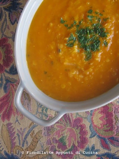 Zuppa di lenticchie e zucca alla paprika e curry