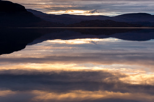 light sunset mountains reflection silhouette scotland westerross lochtorridon