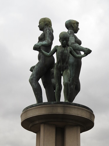 Rådhusplassen: Sculpture by Emil Lie