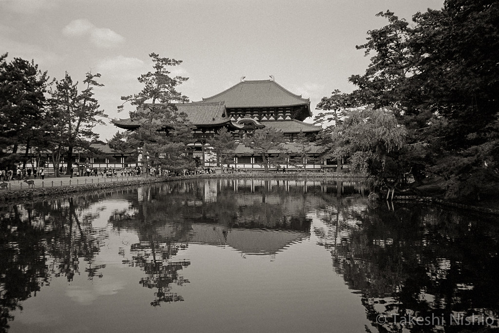 Daibutsu-den over Kagami-ike pond