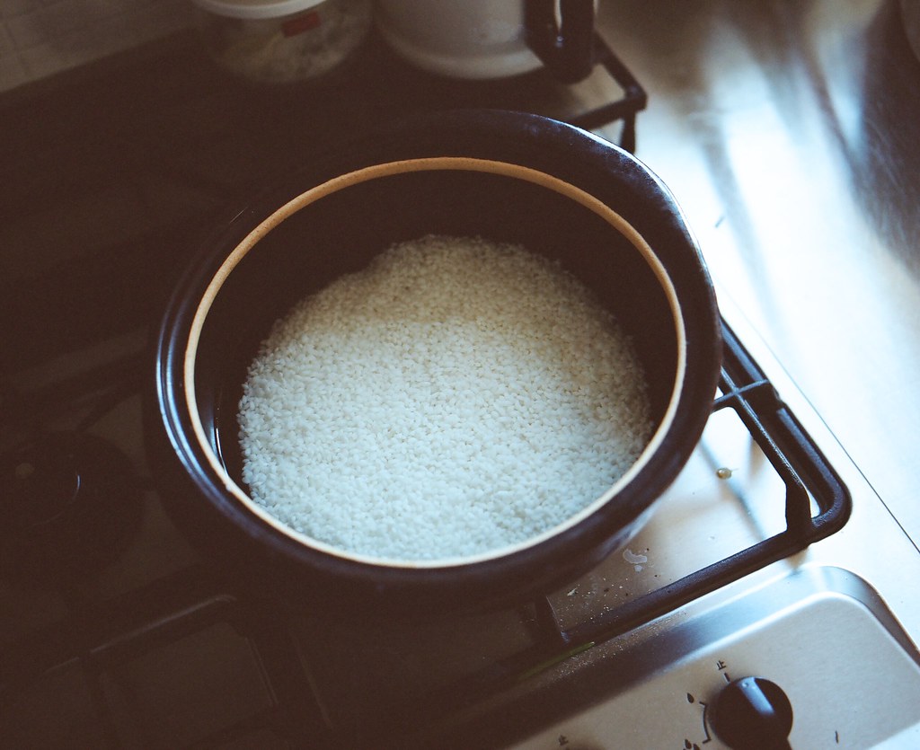 boil rice in a pan 1