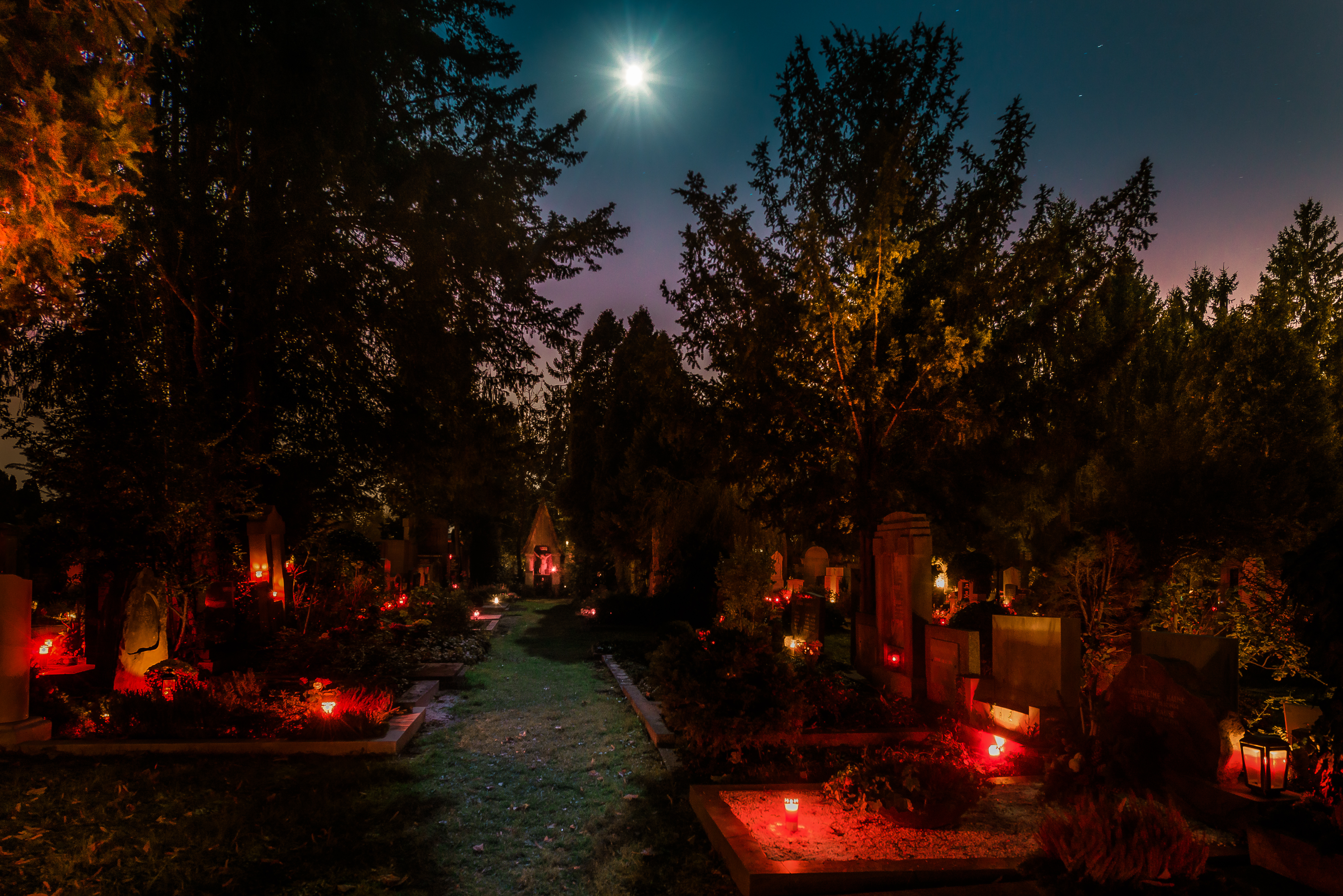 Ночью на кладбище есть. Огоньки на кладбище ночью. Кладбище вечером. Романтика на кладбище. Красивое ночное кладбище.