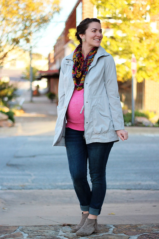 maternity-pink-sweater-jeans-trench-5