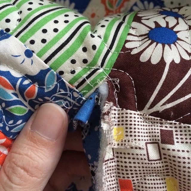 So to bind the inverted corners on my #pickledish #quilt I snipped each inside corner by about 1/4 inch. (Can you see where I did it?) This makes it easier to manipulate under the walking foot.