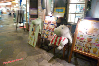P1060514 Puedes comer junto al hipopotamo. Canal City, centro comercial (Fukuoka) 12-07-2010 copia