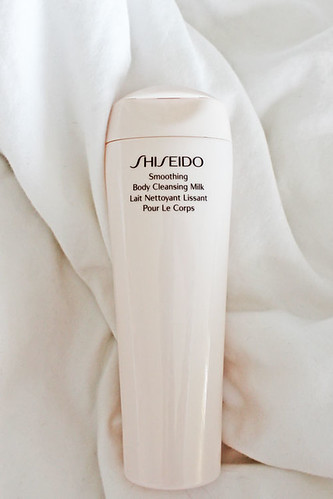 shiseido-lait-nettoyant-lissant-pour-le-corps