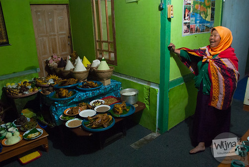 Bu Naryono memasak makanan untuk sesaji Ruwatan Rambut Gembel pada acara Dieng Culture Festival 2014