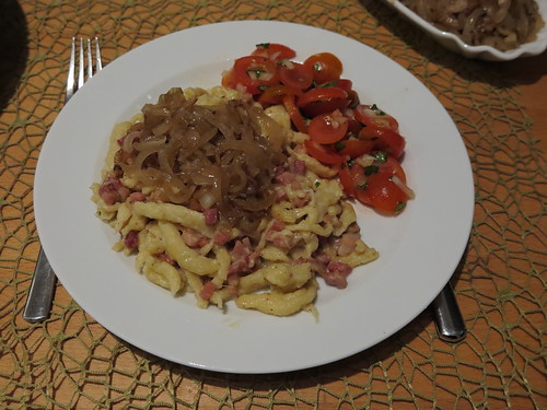 Käse-Speck-Spätzle mit geschmorten Zwiebeln und Tomatensalat